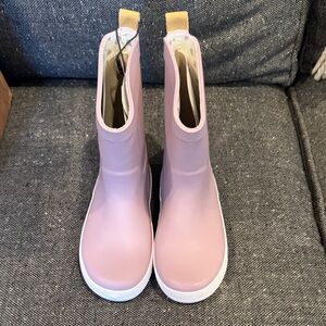 Cry Wolf Brand Kids Natural Rubber Rain Boots in Lilac size 27. PVC Free.